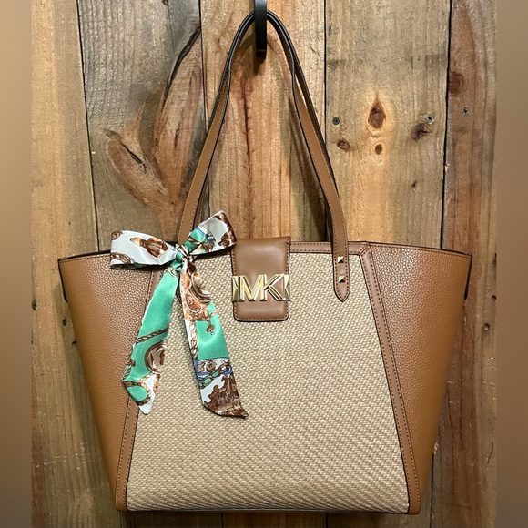MICHAEL Michael Kors Handbags - 🤎NWT🤎MICHAEL Michael Kors Karlie Tote. $358 RP